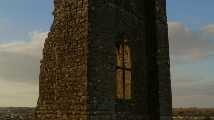 Orbita aerea ravvicinata della finestra della torre dell'Abbazia di St Mary.