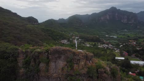 una toma del crucifijo que se encuentra por encima del pueblo mágico llamado tlayacapan