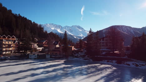 Tiefflug-über-Dem-Zugefrorenen-See-Lac-Champex