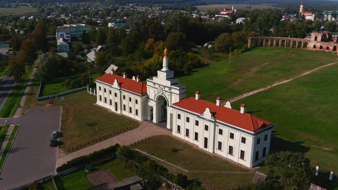 Vista drone del complesso del Palazzo di Ruzhany in Bielorussia con rovine ed edifici restaurati