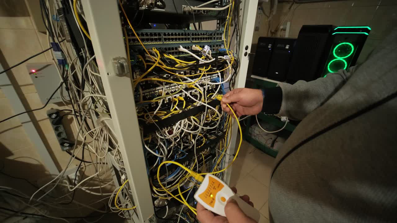 el técnico configura el equipo de red en la sala de servidores