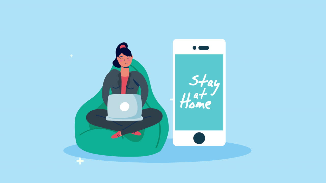 스마트폰과 함께 소파에서 노트북을 사용하는 여성