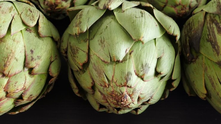 primer plano de las alcachofas frescas