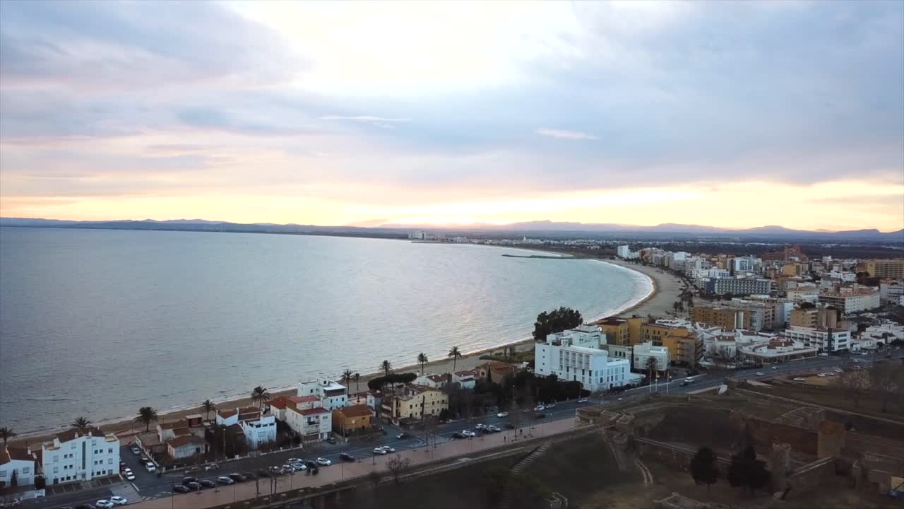 hermoso atardecer en la bahía de rosas en la costa brava