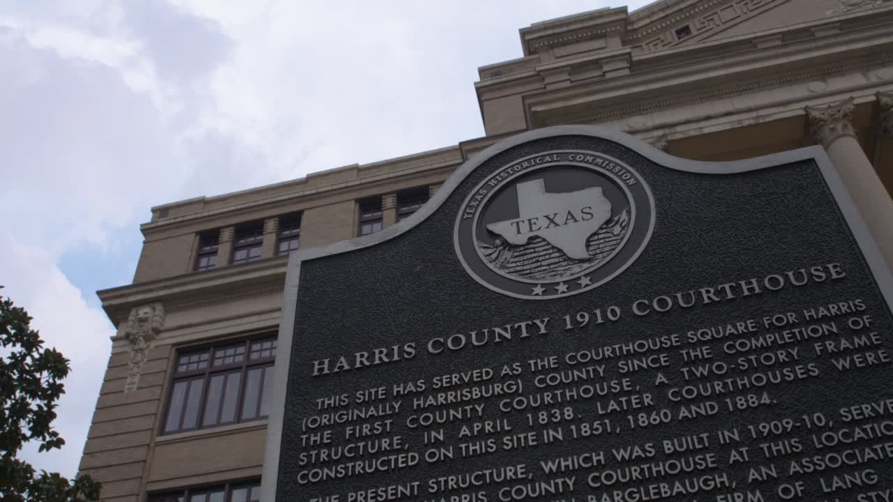 텍사스 주 휴스턴에 있는 유서 깊은 해리스 카운티 1910 법원의 낮은 각도