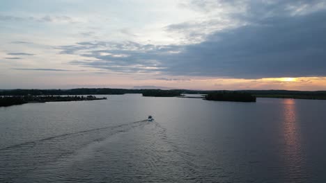 Puesta-De-Sol-En-Un-Lago-En-Alaska.-Disparo-De-Drone