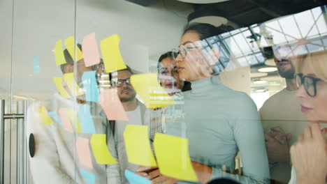 sesión de lluvia de ideas en equipo