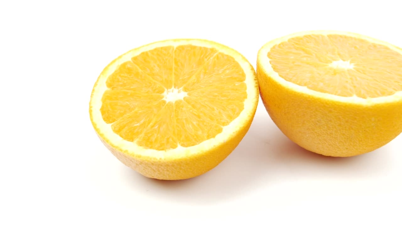 색 배경에 분리 된 2 개의 오렌지. 과일의 개념, 건강한 음식. 건강한 삶을위한 영상. 오렌지 조각을 회전.