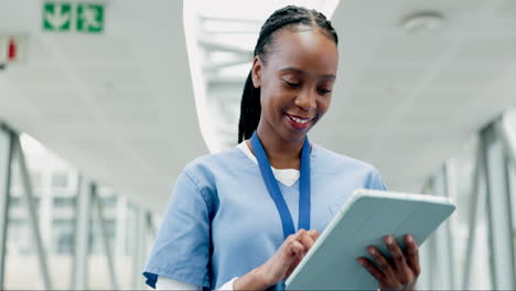 Tableta,-Mujer-Negra-Y-Enfermera-Feliz-Investigando