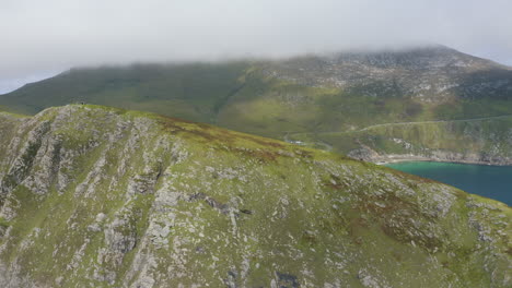 Revelación-Aérea-Sobre-La-Montaña-Para-Revelar-La-Playa-Keem-Ubicada-En-La-Isla-Achill-En-El-Oeste-De-Irlanda