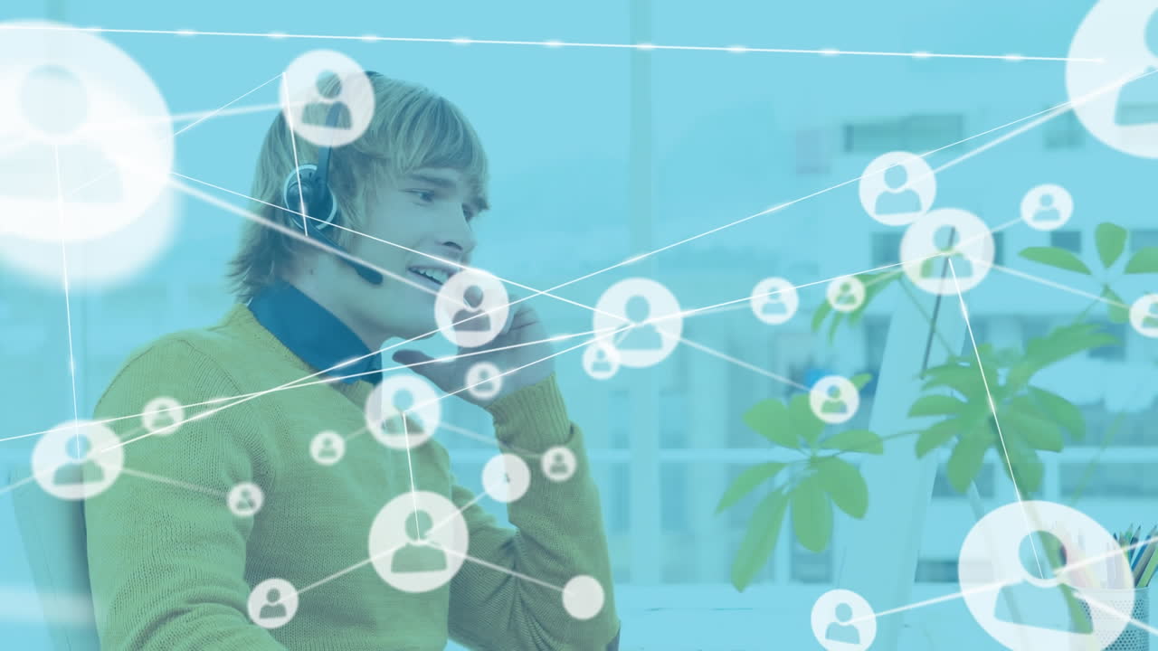 animación de la red de conexiones con iconos sobre empresario caucásico usando auriculares de teléfono.