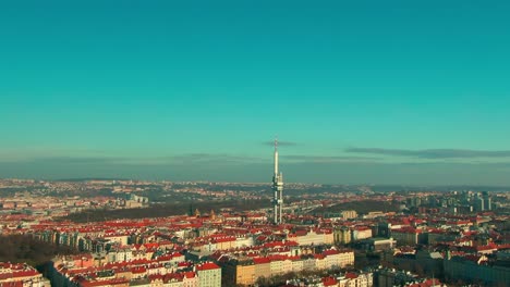 Luftaufnahme-Des-Fernsehturms-Im-Prager-Herbst