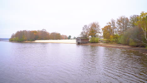 Cabaña-De-Madera-Junto-A-La-Orilla-Del-Lago-En-Otoño