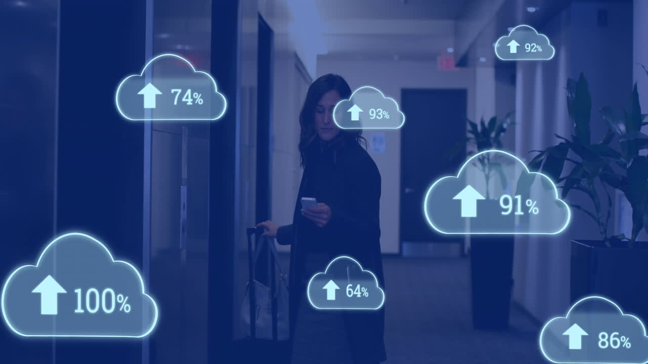 animación de nubes con porcentaje creciente sobre mujer de negocios caucásica usando teléfono inteligente
