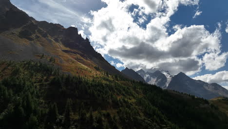 Pueblo-De-La-Grave-En-Una-Montaña-Toma-Aérea-De-Los-Alpes-Franceses