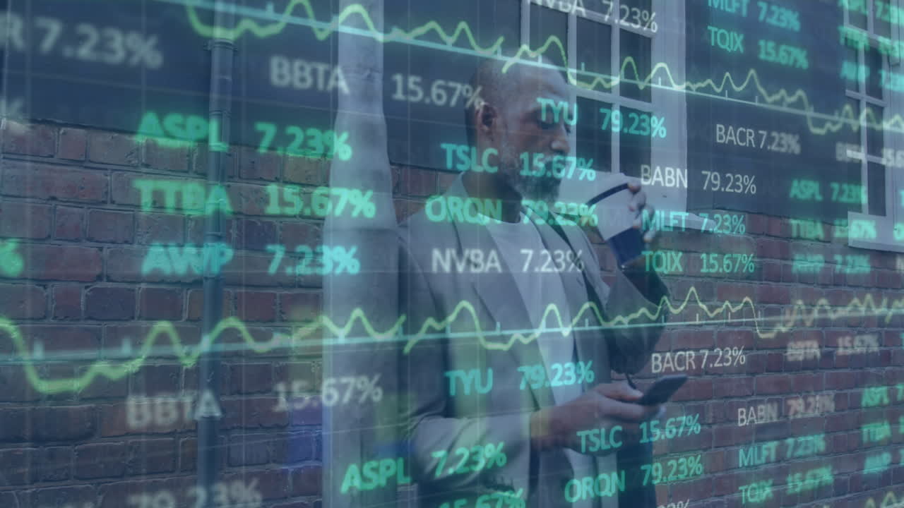 Animasjon av finansdatabehandling over en afroamerikansk mann som bruker smarttelefon på gaten.