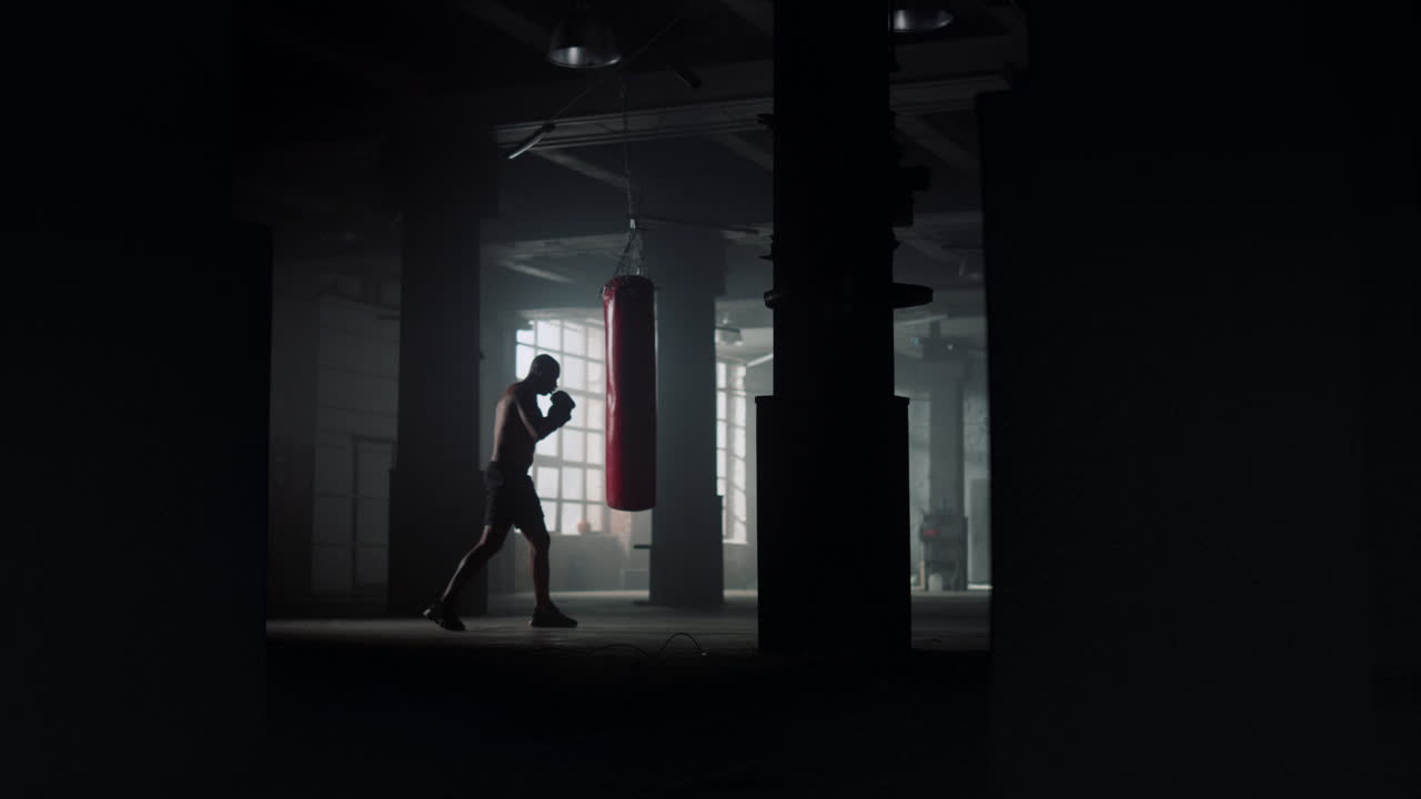 atleta realizando ejercicios físicos. hombre afro haciendo entrenamiento de boxeo en el gimnasio