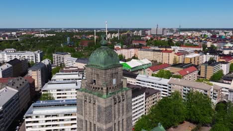 retiro aéreo más allá de la iglesia de la catedral de piedra en el centro de helsinki, finlandia