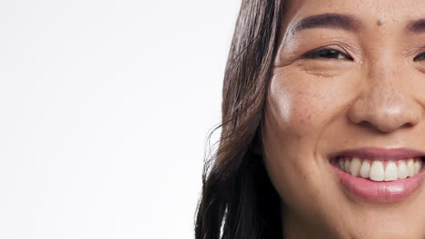 maqueta, sonrisa y cara de mujer en el estudio con noticias