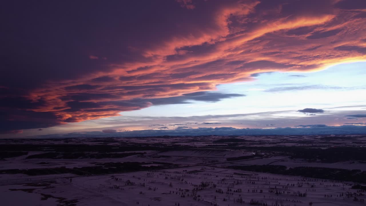 paisaje de ensueño invernal: recorrido aéreo por las comunidades canadienses durante la hora dorada