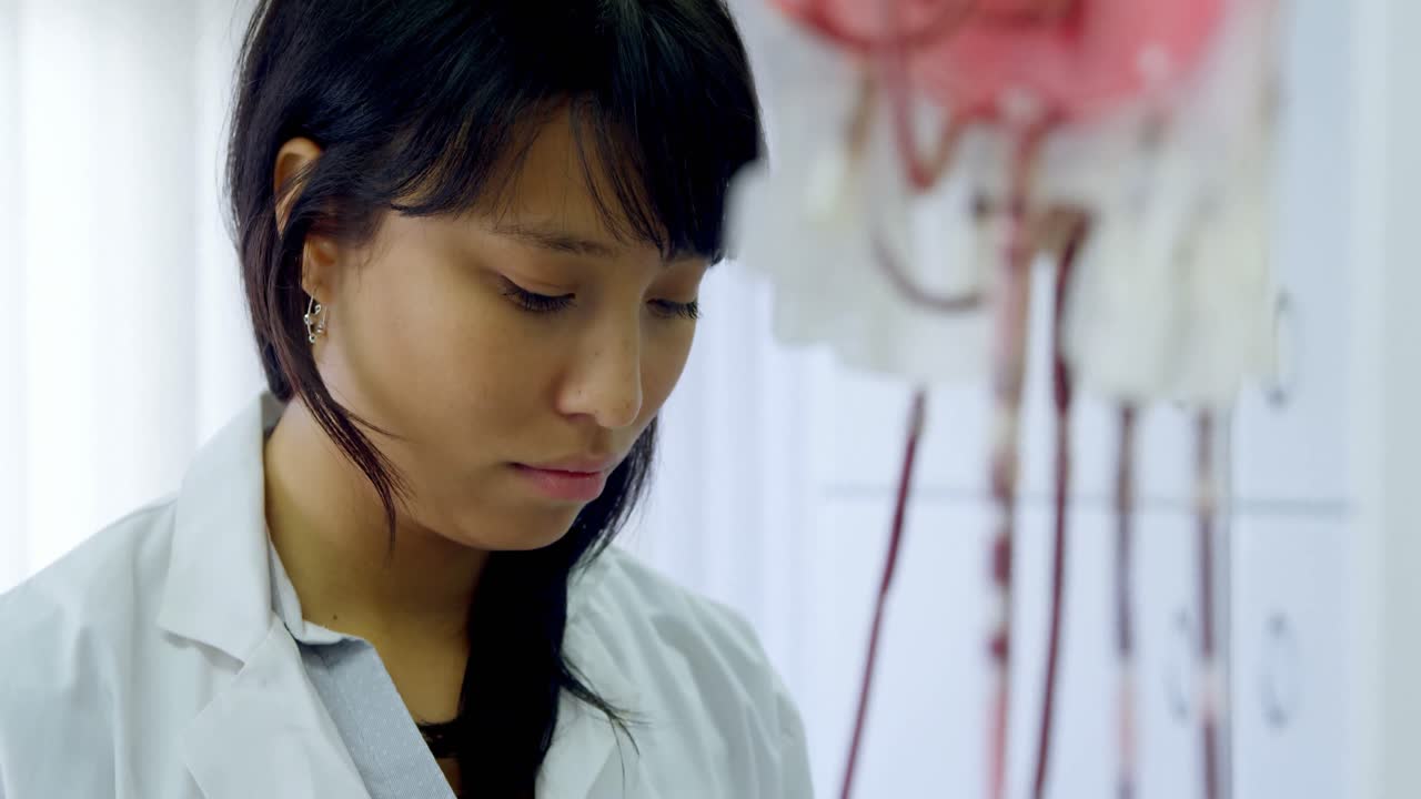 혈액 봉지를 분석하는 실험실 기술자 4k