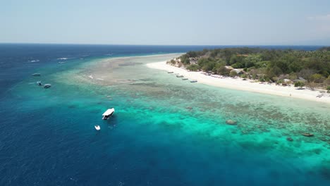 Luftaufnahme-über-Dem-Strand-Von-Gili-Meno,-Eingebettet-Zwischen-Den-Idyllischen-Gili-Inseln-Indonesiens,-Ein-Ruhiges-Und-Bezauberndes-Paradies