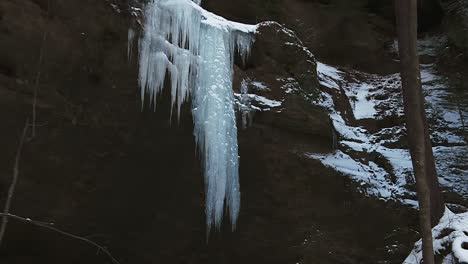 Eiszapfen-Am-Höhleneingang-Der-Ash-Cave-Im-Hocking-Hills-State-Park-In-South-Bloomingville,-Ohio