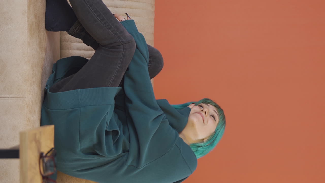 vídeo vertical de una mujer joven positiva feliz y sonriente.