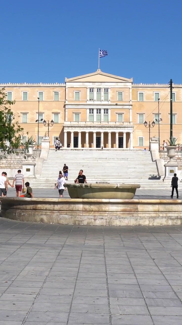 Persone che camminano in Piazza Syntagma ad Atene, Grecia