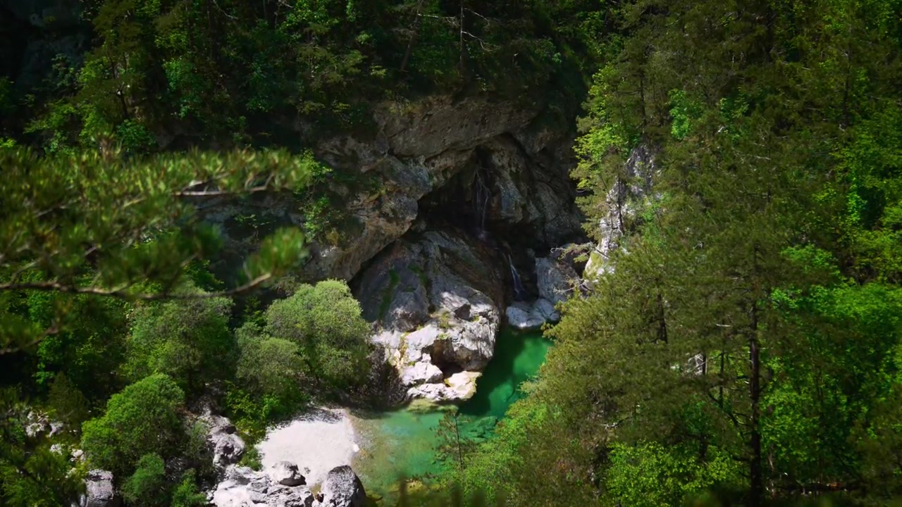 Torrente selvaggio a cascata che forma una splendida pozza balneabile verde smeraldo tra le rocce alle Pozze Smeraldine