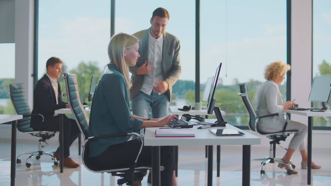 colegas de negocios que colaboran en una oficina moderna