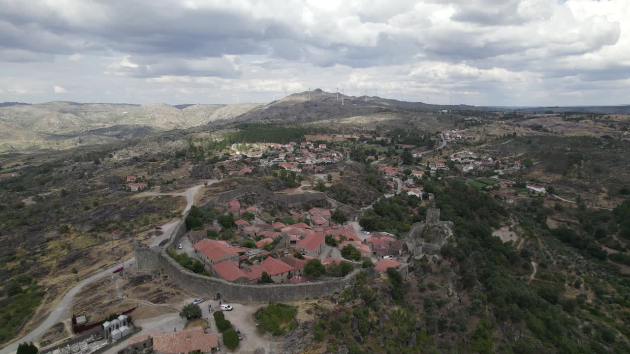 vista panorámica aérea de drones del pueblo histórico de sortelha y turbinas eólicas en el paisaje natural, portugal