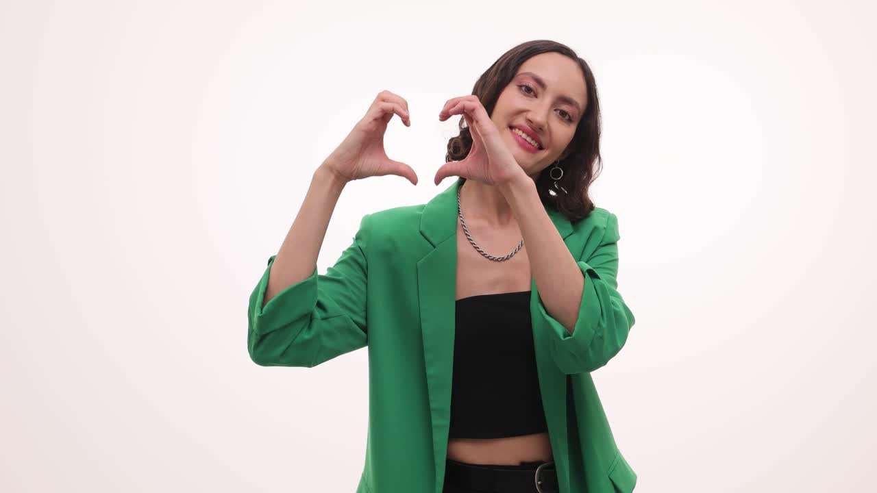Mujer con abrigo verde