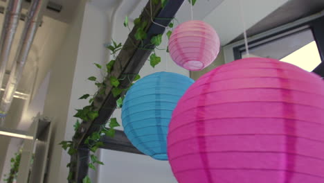 linternas de papel de colores que cuelgan de una viga interna
