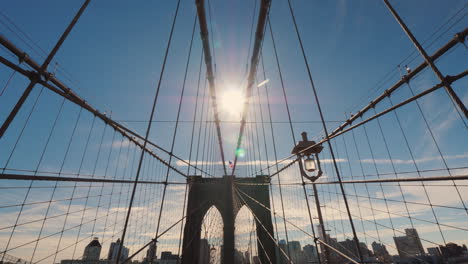 Die-Sonne-Scheint-Auf-Die-Elegante-Brooklyn-Bridge-In-New-York-Eines-Der-Erkennbaren-Symbole-Der-Stadt