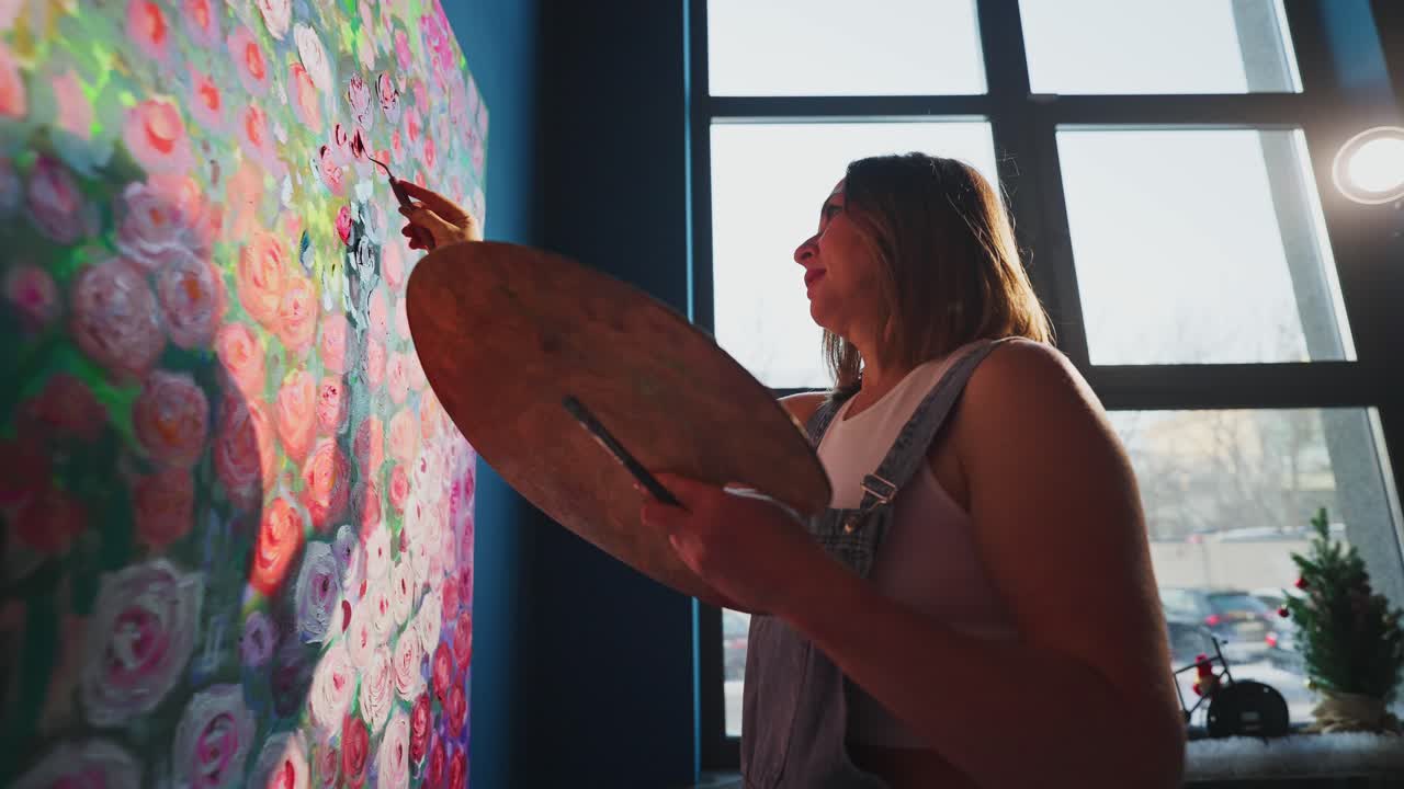 Artista Feminina Pintando Obra de Arte Floral Vibrante em Tela Grande