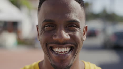 Nahaufnahme-Eines-Porträts-Eines-Afroamerikanischen-Mannes,-Der-Fröhlich-Lächelt-Und-In-Die-Kamera-Blickt-Und-Die-Sommerferien-In-Der-Stadt-Am-Wasser-Genießt.-Schöner-Schwarzer-Mann,-Glücklich-Und-Zufrieden