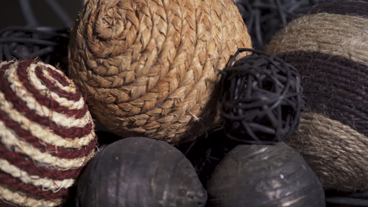 камера проезжает над центральным элементом из декоративных шаров