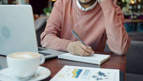hombre de negocios trabajando en un café