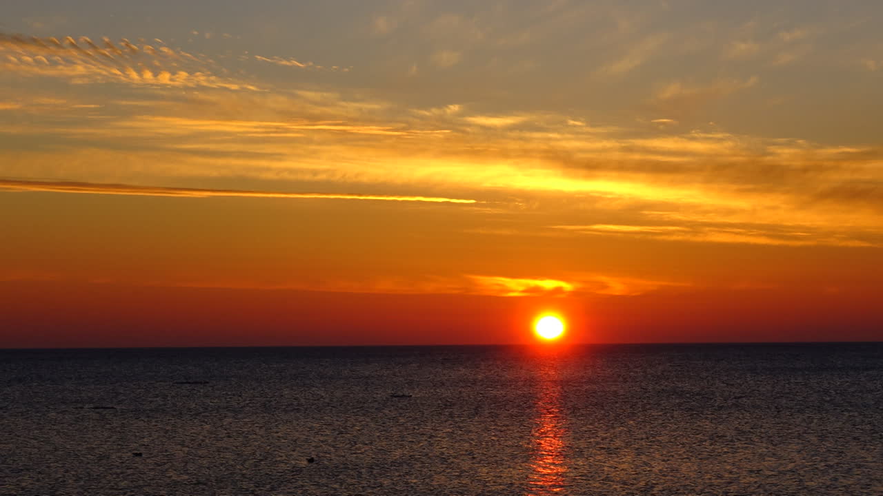 Sonnenuntergang über dem Meer. Zeitraffer