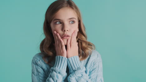 Teenage-Caucasian-girl-with-scared-gesture-in-front-of-the-camera.