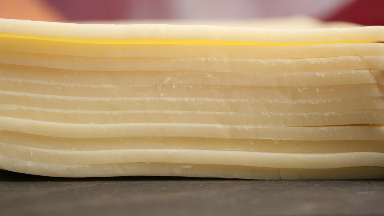 queso en rodajas apilado