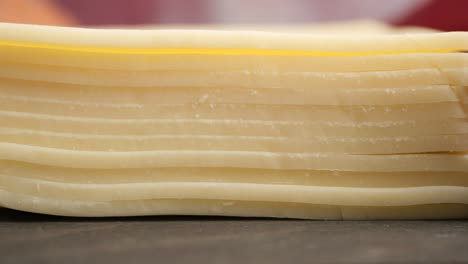 queso en rodajas apilado