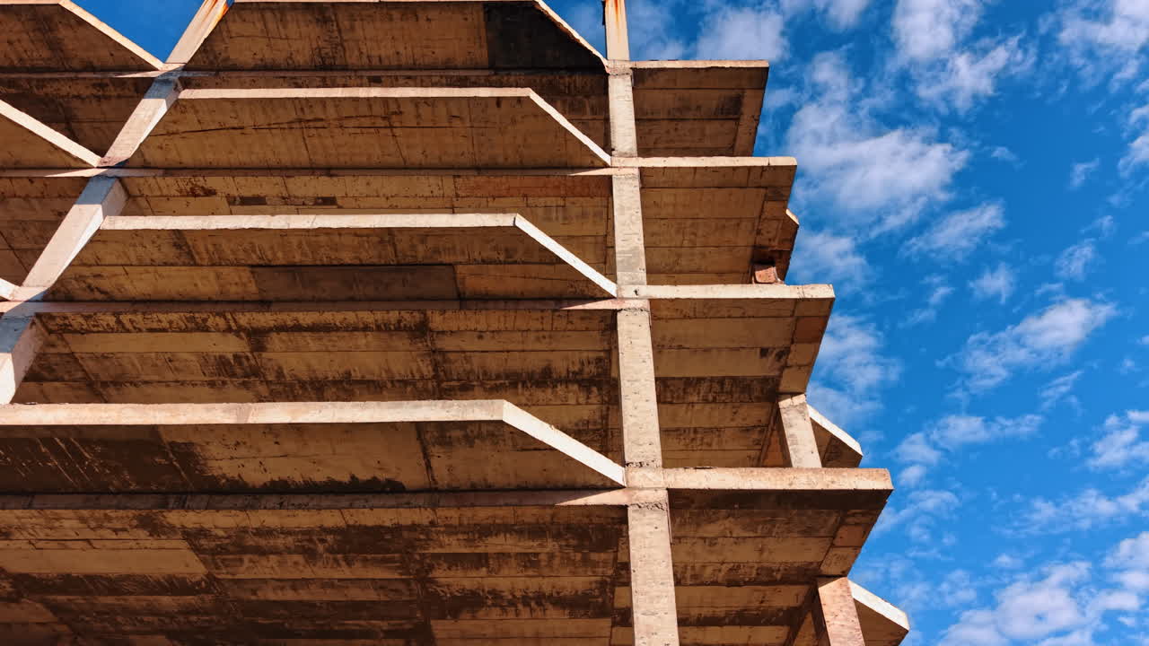 Monter au sommet du futur bâtiment. Vue en contre-plongée sur la façade de la maison construite. Ciel bleu avec des nuages duveteux en arrière-plan.