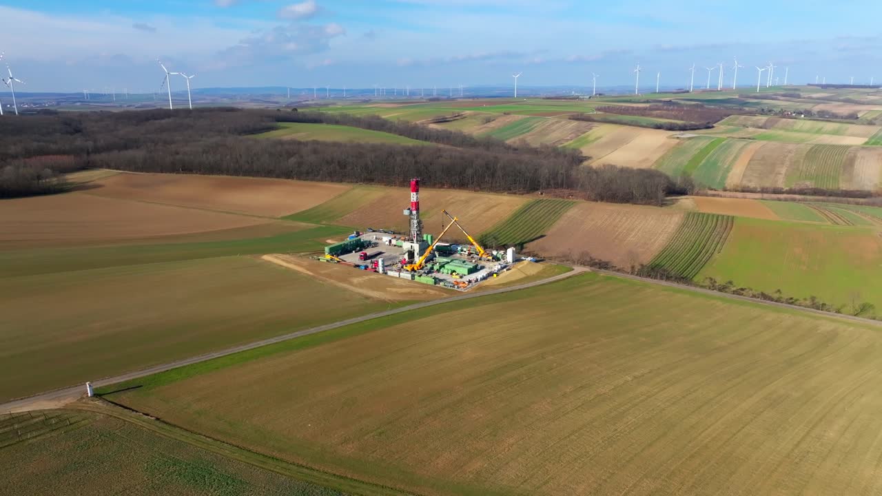 농촌 에 둘러싸인 해상 석유 우물 건설 현장