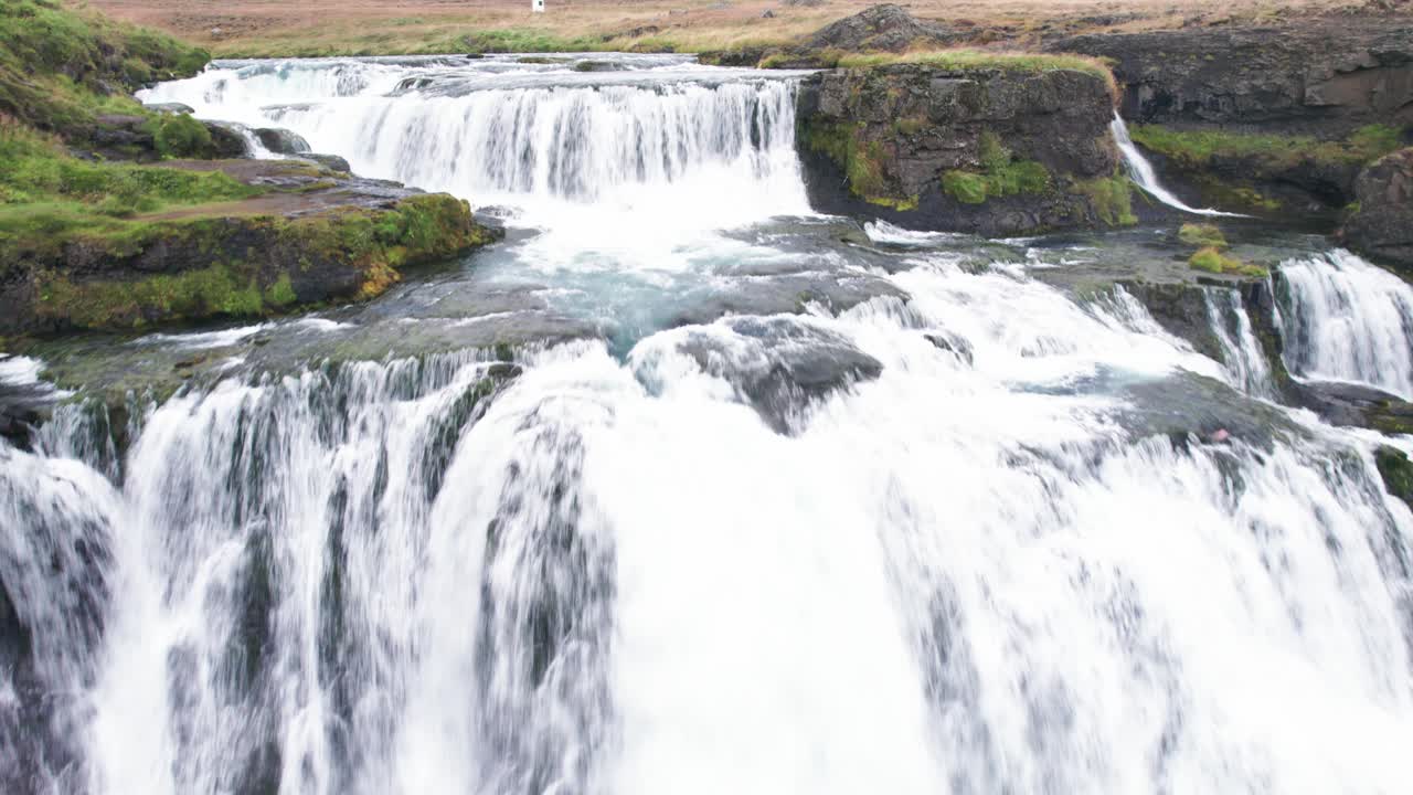 la cascada de reykjafoss se presenta como una poderosa cascada de agua