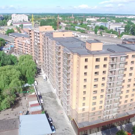 fachada de un edificio de varios pisos