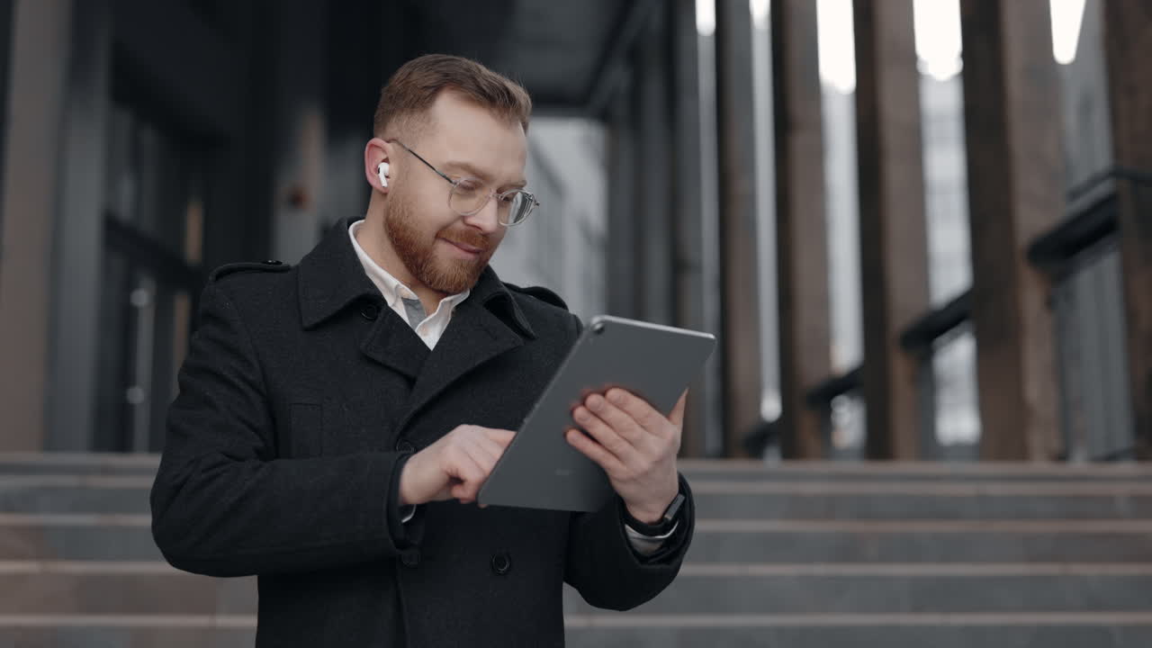 야외에서 태블릿을 사용하는 사람