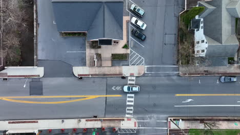 Cars-on-street-in-small-town-America