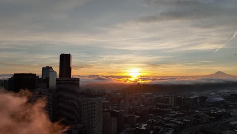 vista aérea del horizonte de seattle al amanecer con una nube rodante en primer plano